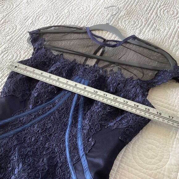 Formal Gown eugenia navy size 8 - Picture 5 of 13